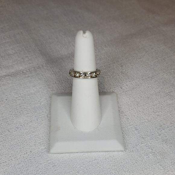 The Unbranded Brand Jewelry - Dazzling Silver Women's Ring with Crystal Accents